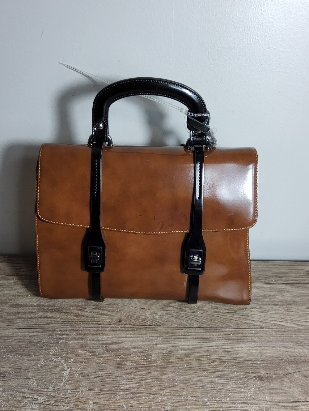 Innue handbag chocolate w black handles Patent Leather Made in Italy